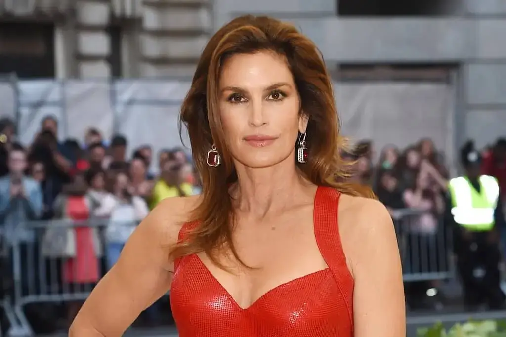CINDY CRAWFORD – The Highest-Paid Model of the 90s