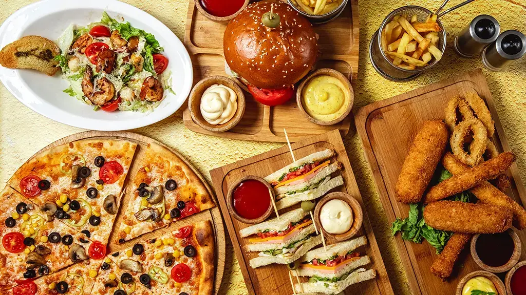 Fast Food: Burgers, Fries & Pizza